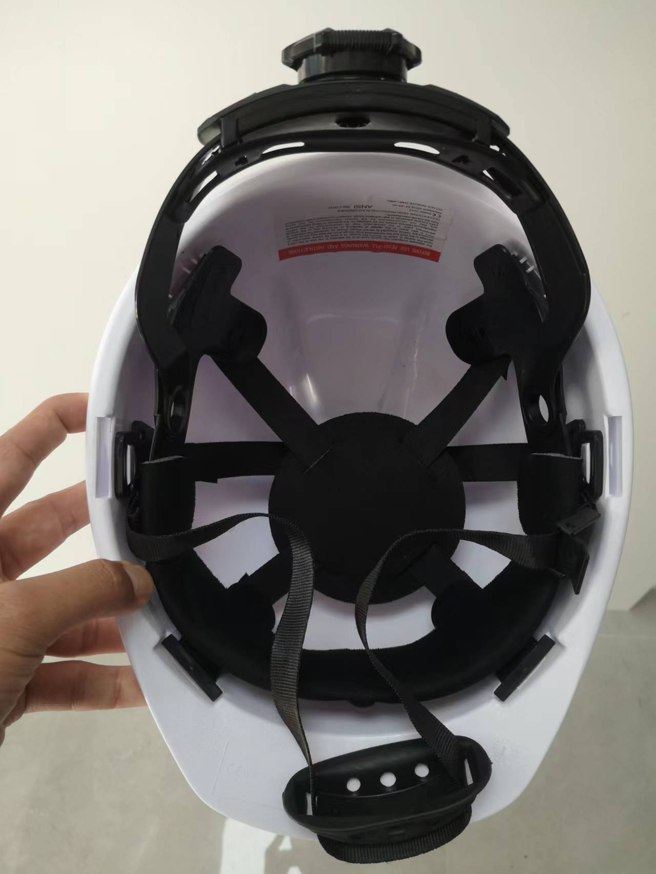 V type safety helmet with vent